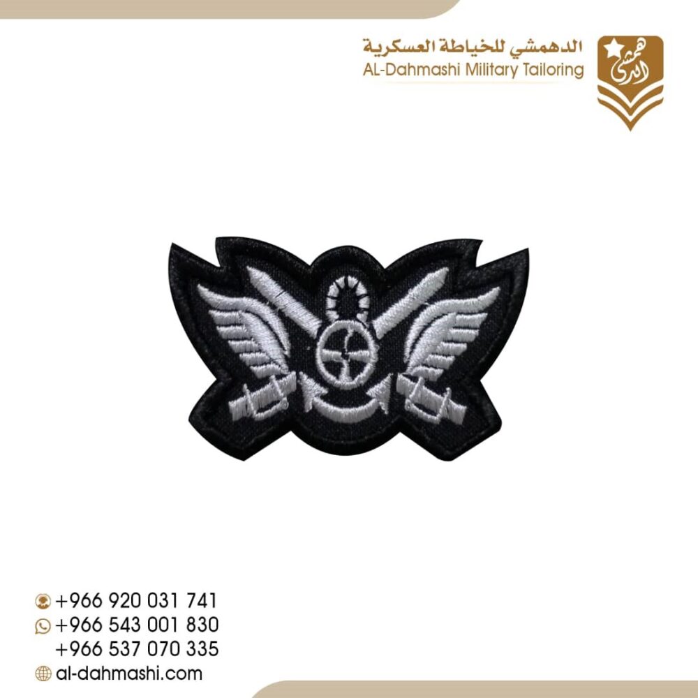 قماش اسود تطريز ابيض محفور بدون كتابه