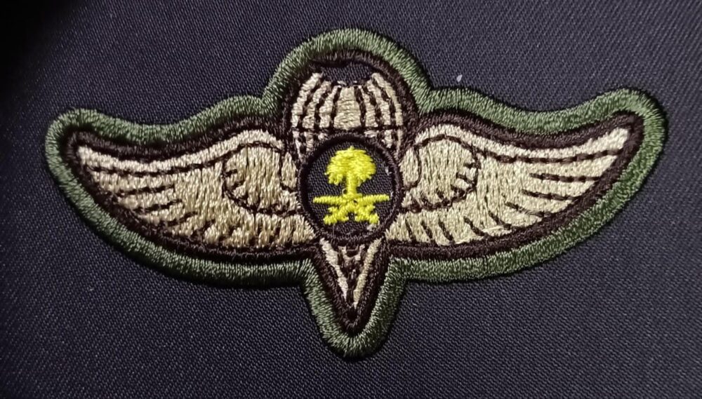 قماش بني تطريز بيج محفور برواز زيتي